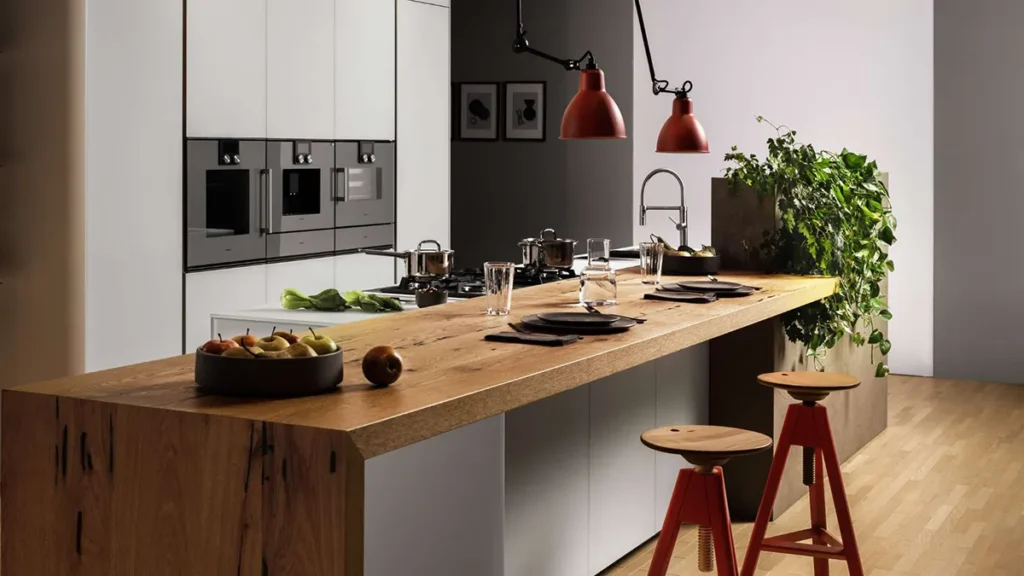 Cucina-moderna-con-isola-finiture-bianco-tavolo-in-legno-PrimoPiano